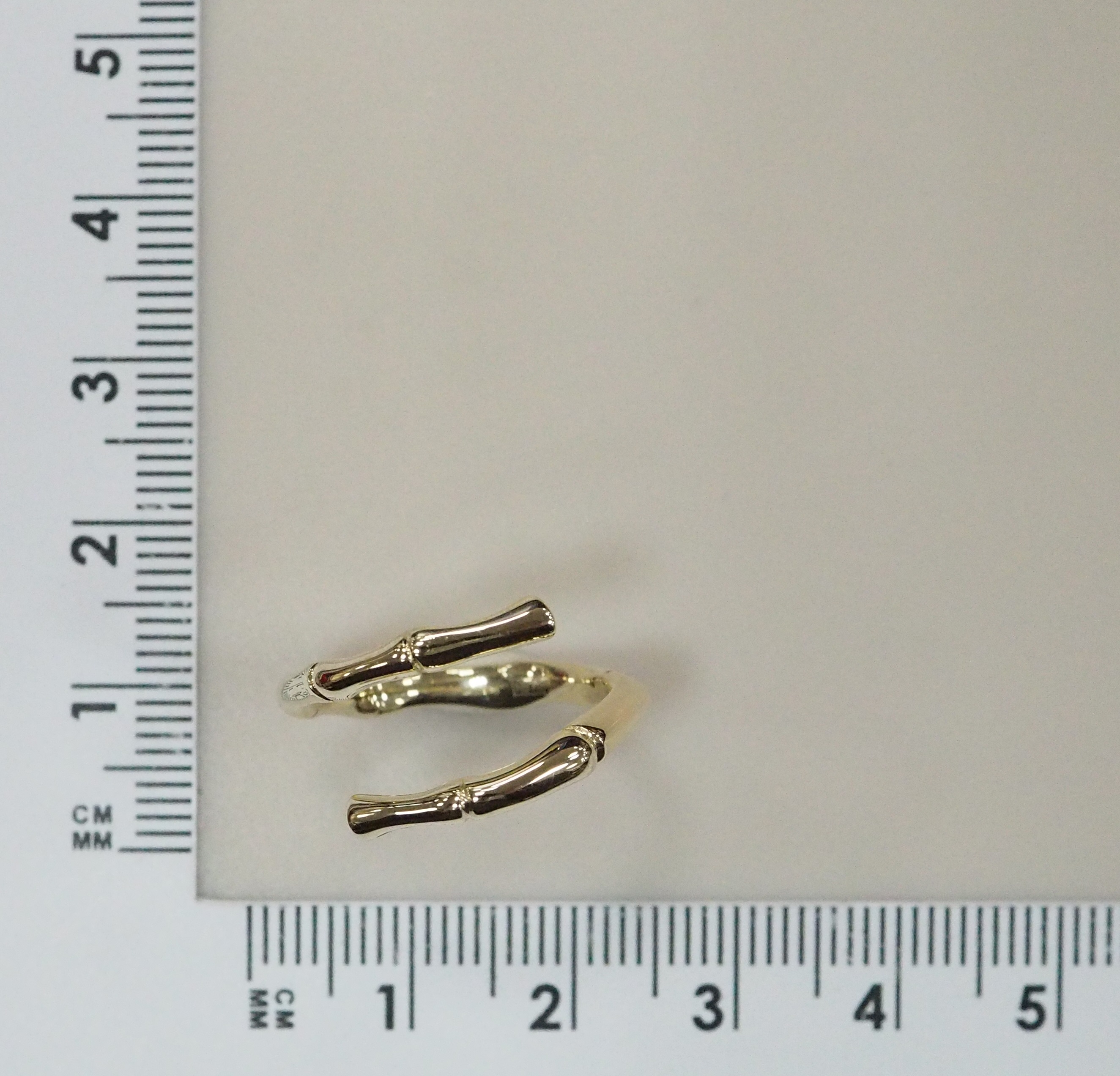 Незамкнутое кольцо из желтого золота